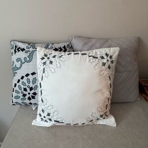 3 Throw pillows